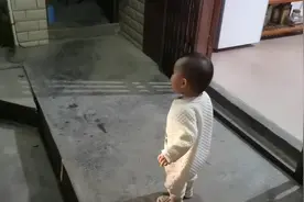 在门口望了很久，终于盼到爸爸下班了，看这期待的小眼神视频封面
