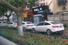 坐公交看南京老城北车过挹江门，民国与现代梧桐树医院学校公园。视频封面