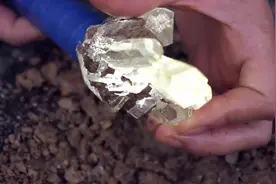 岸边礁石里长出了透明六棱柱的石头，被我挖出来了，非常好看视频封面