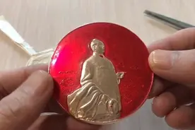 江苏省南通市粉丝邮来的毛主席像章，毛主席视察大江南北，漂亮视频封面
