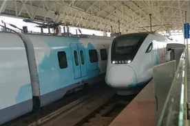 海口市域列车S8052次与S8075次在长流站交汇