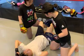 日常抗击打训练 俩位美女陪练 梁栗腹部抗击打训练视频封面