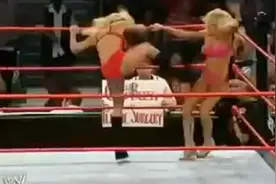 WWE 比基尼金发美女大战 崔西性感火辣战力十足 #WWE女子摔跤  #W视频封面