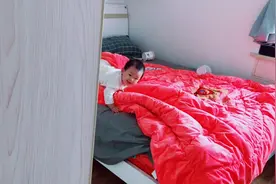 小芋圆睡醒，发现爸爸不见了，急忙探出头到处找，真可爱！视频封面