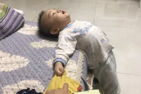 一岁熊孩子捣乱扔衣服，被妈妈一顿拳打脚踢，实在太调皮了视频封面