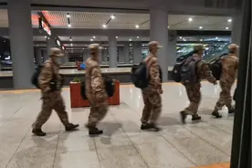 重庆西站看到的新兵队伍，致敬最可爱的人。有他们人民可以安心了视频封面