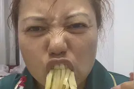 女儿开家长会，赶紧化妆打扮下可不能给闺女丢面子视频封面