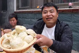 5毛钱买5斤豆腐渣，二两让老妈做成窝窝头，连吃4个直呼味道好视频封面
