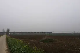 浩吉铁路：邓州高集段，货运列车比较长，装载比较多。视频封面