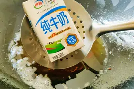 把纯牛奶放进滚烫的油锅中，瞬间变美食，头一次见这做法，真厉害视频封面