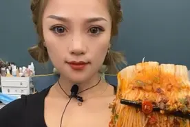 大口吃金针菇，咔擦咔嚓的，造的真得劲！视频封面