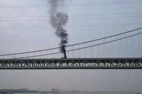 镇江五峰山长江大桥一车辆失火！视频封面