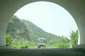 神秘隧道，明明只有不到三公里，客车却怎么也开不出去。视频封面