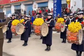 农村葬礼，花两万元请来的乐队送葬，全是年轻漂亮的小姐姐！视频封面