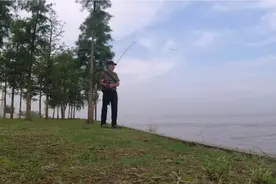 长江禁渔十年，只允许垂钓者一人一杆一线一钩，但还有人用多钩视频封面