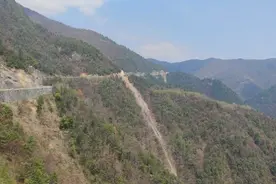重庆城口半山腰建的盘山路，30公里长下坡，看着就惊险刺激视频封面