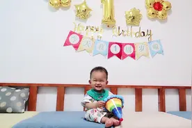 宝宝1周岁生日，妈妈简单的布置了一点仪式感，宝宝太开心了视频封面