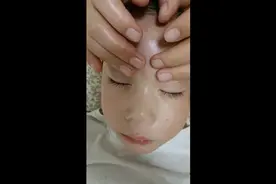 宝贝头痛发烧,调配精油做头部按摩,配上轻音乐,慢慢的…好多了。视频封面