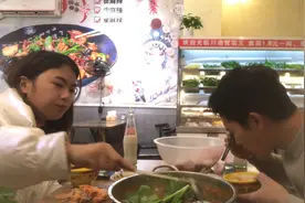 表妹要回家过年了，最后请她吃餐饭，老谭依依不舍，咋回事视频封面