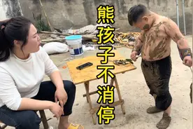 熊孩子一点不消停，星期天就去河里抓鱼，真是气坏妈妈，太皮了视频封面