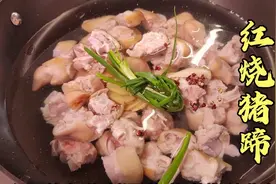 红烧猪蹄怎么做，软糯不油腻，加上黄豆那是绝配
