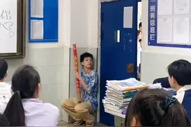奔赴中考考场前最后一节课，青春就是马不停蹄的相遇和告别。视频封面