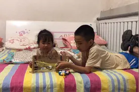 兄妹两个玩过家家，能唤起你的童年回忆吗？视频封面