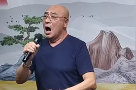 哈尔滨东北老头老太太真行，同学聚会PK高难度的歌曲，越听越爱听视频封面
