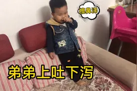 弟弟吃饭上吐下泄，宝妈都被吓坏了，他却还有精神指挥两姐姐做事视频封面