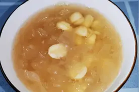 秋天的第一碗雪耳莲子糖水，润肺清燥，做法简单，大人小孩都爱喝视频封面