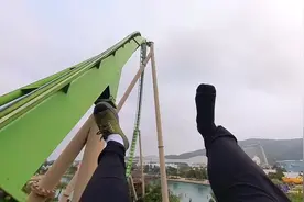 挑战珠海长隆鹦鹉过山车，人在前面飞魂在后面追，鞋子都吹飞一只视频封面
