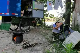 小伙不愿意去上班，喜欢四海为家的生活，为了省钱，天天住野外视频封面
