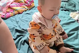 坐着就有点犯困，想睡觉，妈妈轻轻一抱就睡着了视频封面