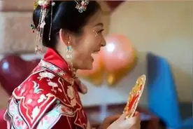 新娘子看男朋友的朋友圈视频封面