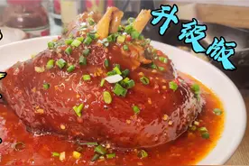 四川名菜东坡肘子的家常做法，表皮焦香肥而不腻，年夜饭必备硬菜视频封面
