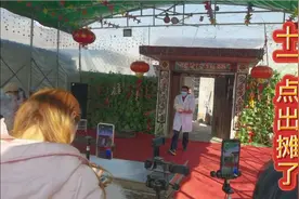 山东费县杨树行的拉面哥，看看今天出摊时来的人有多少。视频封面