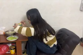 打工妹城中村花450租房，一室一厅一阳台还带空调，大家觉得值吗视频封面