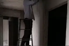 大热天，工人们还穿的厚，戴个安全帽，我就想问一下，哥你们热吗视频封面
