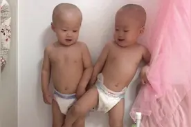 刚理完发的小朋友又闹腾起来！宝妈越看越可爱～小光头好逗视频封面
