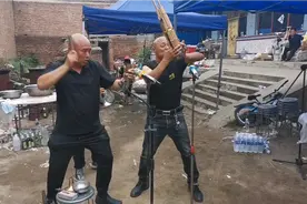 正宗民间大师，光头哥把笙吹飞起来了视频封面