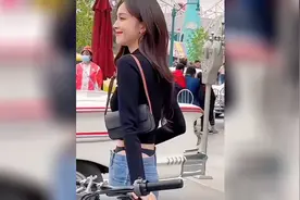 古力娜扎回应穿比基尼裤子逛环球影城，秦岚此前也穿过同款…视频封面