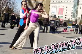 70岁大叔爱跳舞，和长发美女老师跳吉舞，看看大叔胆子大不大视频封面