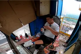 工地塔吊司机顶班干日结，工资240一天，早餐就吃两个面包就饱了视频封面