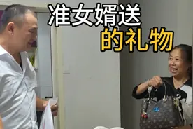 准女婿送了件礼物，丈母娘收到后满心欢喜，连孙女都说是精神小妹视频封面