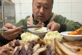 一斤猪头肉，一个腌萝卜，两个茴香馅包子，不用看听声音都馋人视频封面