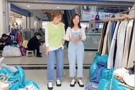 小菲带着嫂子去淘衣服，春款衣服五颜六色真亮眼，看得每件都想留视频封面