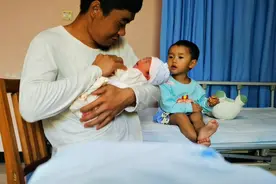 24岁夫妻俩生第二胎了，都说彝族人重男轻女，来看是男宝还是女宝视频封面