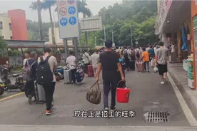 入职就有4560奖金拿，富士康一天应聘几千人!这场面太壮观了!视频封面