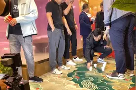 接亲堵门：伴郎们趴地上闻👃喝的饮料是什么味你们知道吗？视频封面