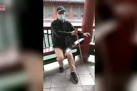 八旬老人万竹园里常年“以琴会友”宣传锯琴图片